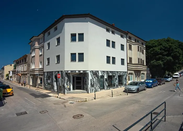 Exclusive شقة بولا